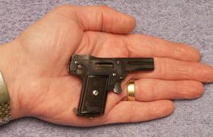 «Колибри» — пистолет австро-венгерского производства, один из самых малогабаритных серийных оружий в мире. Разработан в 1910 году, всего было выпущено около тысячи экземпляров. Показал низкую эффективность и не окупился.