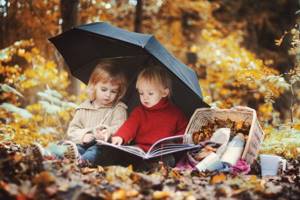 Очень хорошая идея - сфотографировать ребенка читающим, или рассматривающим книгу
