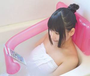 10 гениальных гаджетов для ленивых, Надувная подушка + держатель смартфона для ванны