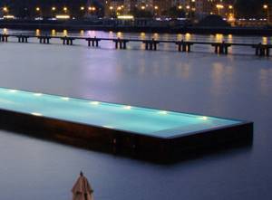 Топ самых необычных бассейнов мира, «Badeschiff», Берлин, Германия