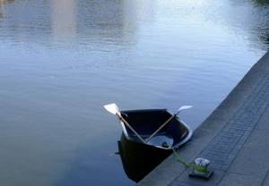 Самые необычные лодки мира, Складывающаяся лодка в форме сумки: из супермаркета – сразу в плавание