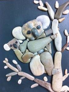 Художник составляет удивительно реалистичные картины из камней, найденных на пляже