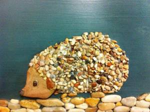 Художник составляет удивительно реалистичные картины из камней, найденных на пляже