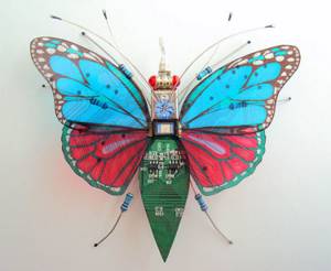 Удивительное преображение старых компьютеров: бабочки и жуки из техномусора, Сине-красная бабочка