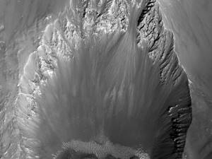Селфи марсохода и еще 11 снимков красной планеты, 3-километровый ударный кратер на Марсе