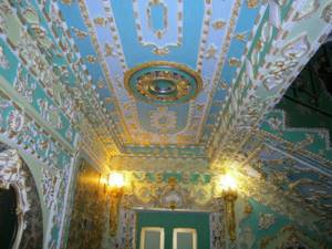 Киевлянин превратил свой подъезд в дворец 17-го века