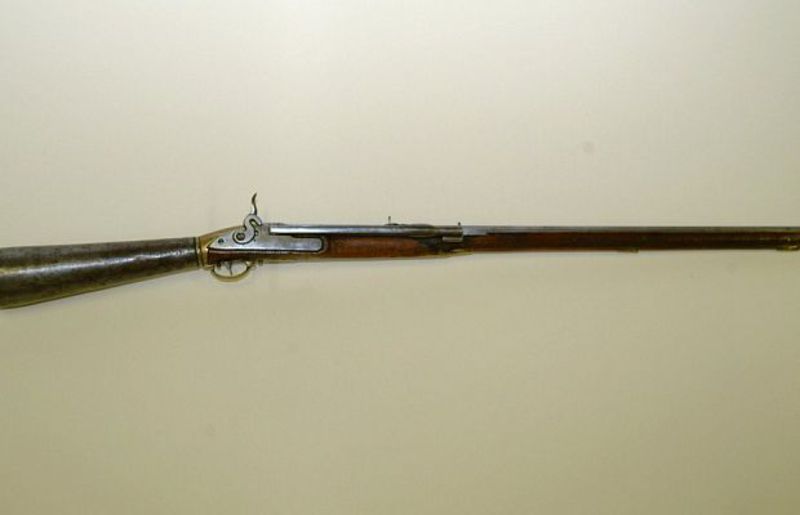 Пневматическая винтовка Жирандони была одним из самых выдающихся итальянских ружей XVIII века. Не являясь «огнестрельным» в прямом смысле слова, это ружьё стреляло вполне настоящими пулями и поражало цель на расстоянии до 150 шагов.