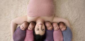 Очаровательная фотосессия мамы и ее новорожденных пятерняшек