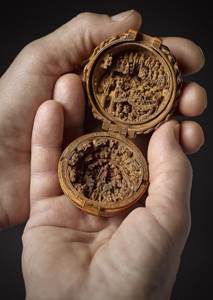 Невероятные резные миниатюры XVI века, некоторые детали которых видны только под микроскопом