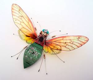 Удивительное преображение старых компьютеров: бабочки и жуки из техномусора, Жук с золотистыми крыльями