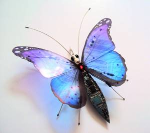 Удивительное преображение старых компьютеров: бабочки и жуки из техномусора, Синяя бабочка