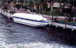 Самые необычные лодки мира, Cosmic Muffin – лодка, созданная из корпуса самолета Boeing