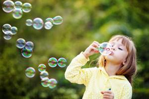 Мыльные пузыри - обязательный аксессуар в детской фотосессии