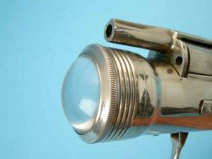 Огнестрельный фонарик начала прошлого века (5 фото)
