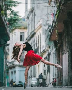 Балерины и танцоры на улицах Кубы