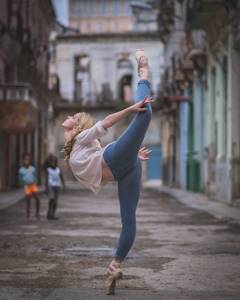 Балерины и танцоры на улицах Кубы