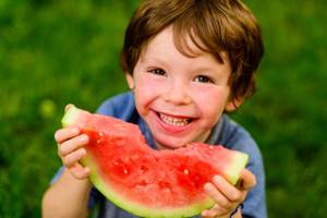 Сделать пару фото, когда ребенок кушает фрукты или мороженное