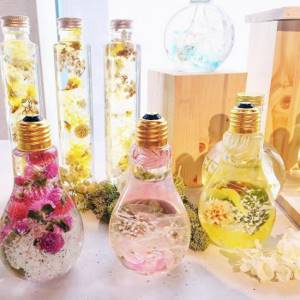 Очаровательные цветочные композиции в лампах Rie Okitsu 04