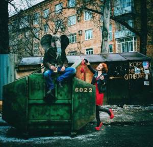 Слон фотографируется в самых печальных местах России 10