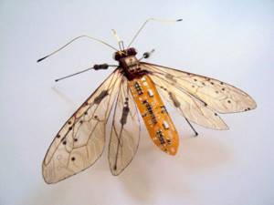 Летающие насекомые, собранные из старых микросхем