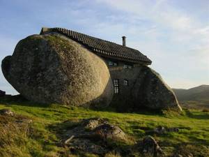 Самые оригинальные дома в мире-4, Дом-камень в Португалии