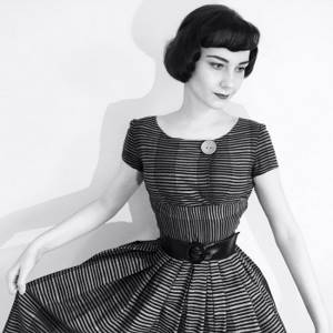 Образ 1950-х годов, девушка воссоздает винтажные образы