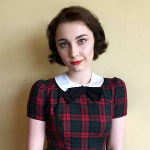 Образ 1940-х годов, девушка воссоздает винтажные образы