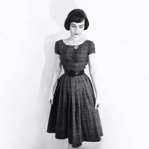 Образ 1950-х годов, девушка воссоздает винтажные образы