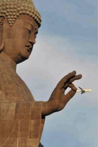 20 фотографий, на которые смотришь и глазам не веришь, Статуя Будды, держащая… самолет