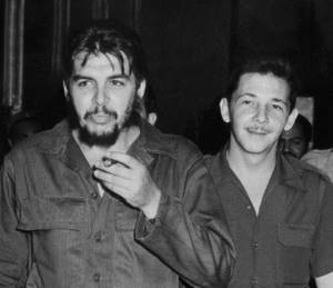Фотография, сделанная в 1960-х годах: Рауль Кастро (справа) на встрече в Гаване с аргентинцем Эрнесто «Че» Геварой (слева). Фото: AFP PHOTO