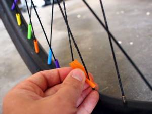 12 необычных применений пластиковой соломинки, Прокачать велосипед