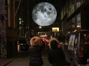Художник создал точную семиметровую копию Луны