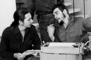 Фотография, сделанная в 1960-х годах: Рауль Кастро (слева) на встрече в Гаване с аргентинцем Эрнесто «Че» Геварой (справа). Фото: AFP PHOTO