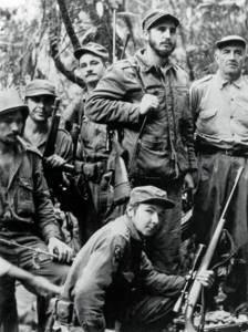 Фотография 1957 года, сделаная во время борьбы Фиделя Кастро (сверху, второй справа) и его сторонников  против кубинского диктатора Фульхенсио Батисты. Рядом с Раулем Кастро можно заметить  аргентинца Эрнесто «Че» Гевару (сверху, второй слева) и других партизан. Фото: AFP PHOTO / Archivo BOHEMIA