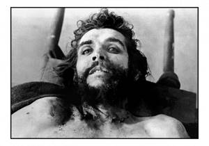 тело убитого Эрнесто «Че» Гевары. Вальегранде, Боливия, 10 октября 1967 года. После того как военный хирург ампутировал руки Гевары, офицеры боливийской армии вывезли тело в неизвестном направлении и отказались сообщить, где его похоронили. Фото: Reuters
