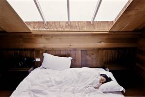 10 повседневных привычек, которые ускоренно загоняют вас в могилу, Спать на боку