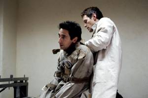 10 фильмов о влиянии ограничения свободы на сознание, Пиджак / The Jacket (2005, Джон Мэйбери)