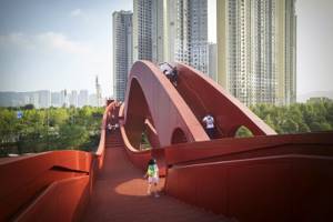 Уникальный пешеходный мост в Китае