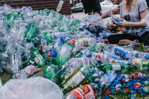 Русалки погрузились в океан пластиковых бутылок, чтобы показать загрязненность окружающей среды