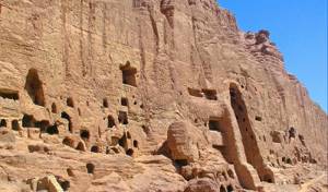 10 загадочных городов, которые построены в пещерах, Пещеры Бамиян Афганистан