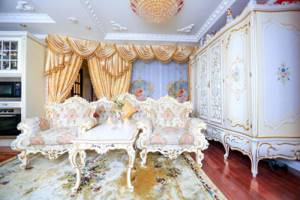 В Москве жительница многоэтажки оформила квартиру в стиле барокко