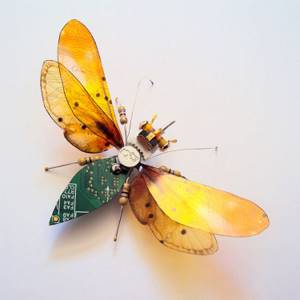 Удивительное преображение старых компьютеров: бабочки и жуки из техномусора, Жучок