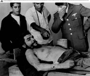 Боливийские офицеры рассматривают тело убитого Эрнесто «Че» Гевары. Вальегранде, Боливия, 10 октября 1967 года. После того как военный хирург ампутировал руки Гевары, офицеры боливийской армии вывезли тело в неизвестном направлении и отказались сообщить, где его похоронили. Фото: AP Photo 