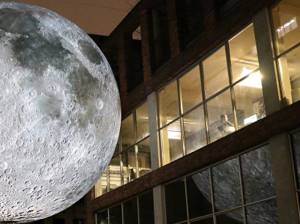 Художник создал точную семиметровую копию Луны