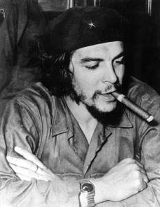 Недатированный фотография кубинского революционера Эрнесто «Че» Гевары с сигарой. Фото: KEYSTONE/AP Photo/Prensa Latina