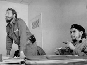 Фотография, сделанная в 1960-х годах и выпущенная Госсоветом Кубы. На фотографии: Фидель Кастро, премьер-министра Кубы (слева) на встрече рядом с аргентинцем Эрнесто «Че» Геварой. Фото: AFP PHOTO/Cuba_s Council of State Archive