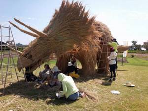 соломенные скульптуры, динозавр из соломы, wara festival 