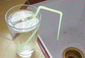 12 необычных применений пластиковой соломинки, Наглядно продемонстрировать принцип работы сифона