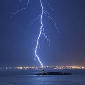 20 фотографий, на которые смотришь и глазам не веришь, Удар молнии в Нью-Йоркском заливе
